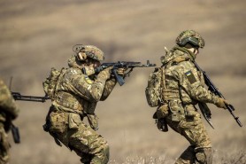 Femeile-militar care luptă pe front în Ucraina se ciocnesc cu mai multe probleme. Care sunt acestea